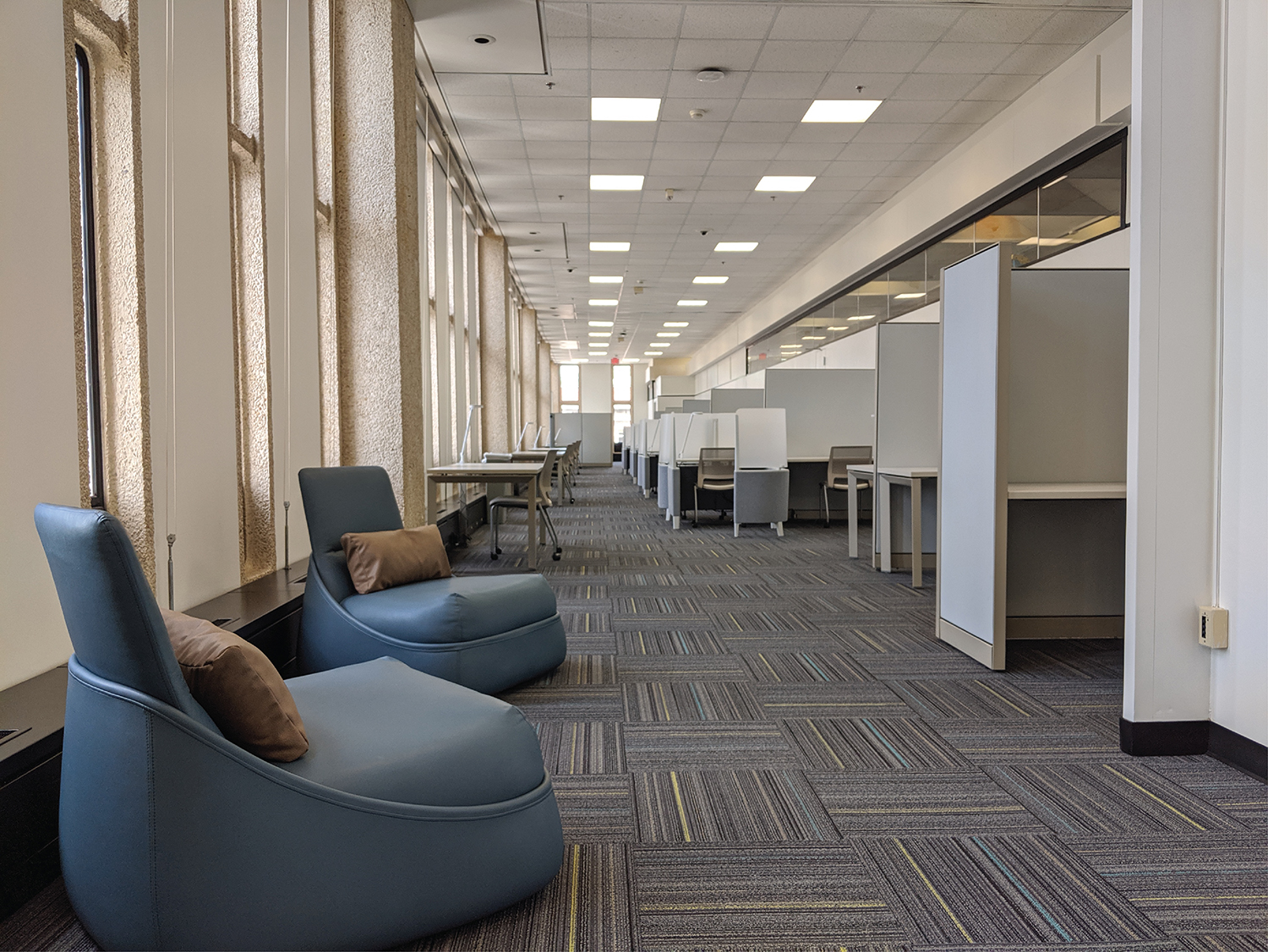 Graduate Study Room with a variety of seating options including open tables, carrels and lounge seating